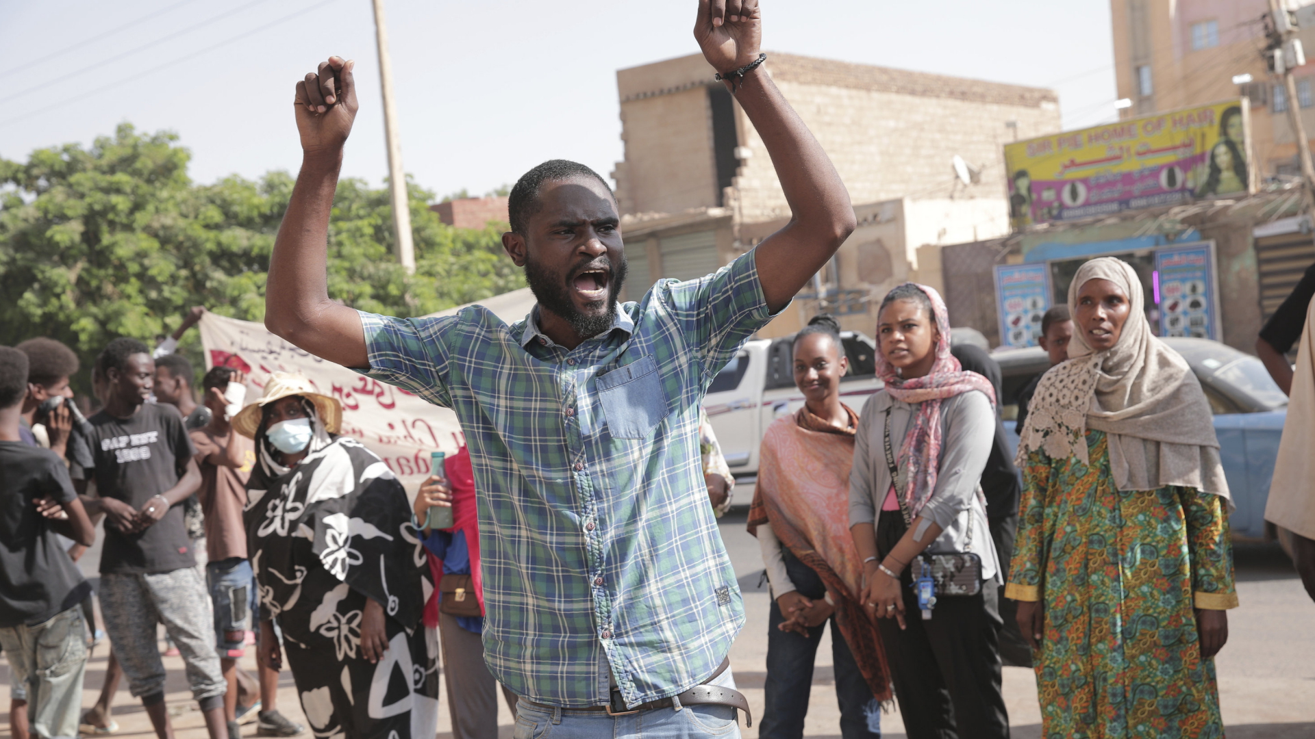 Menschen bei einem Protest gegen den Militärputsch in der sudanesischen Hauptstadt Khartum. | AP
