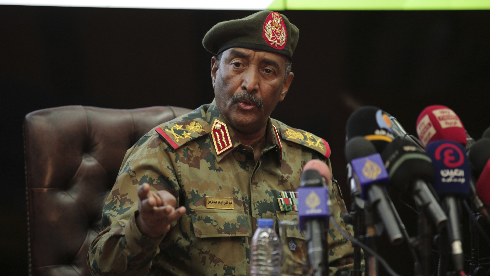 Der sudanesische General Burhan spricht nach dem Putsch im Land zu den Medien | AP