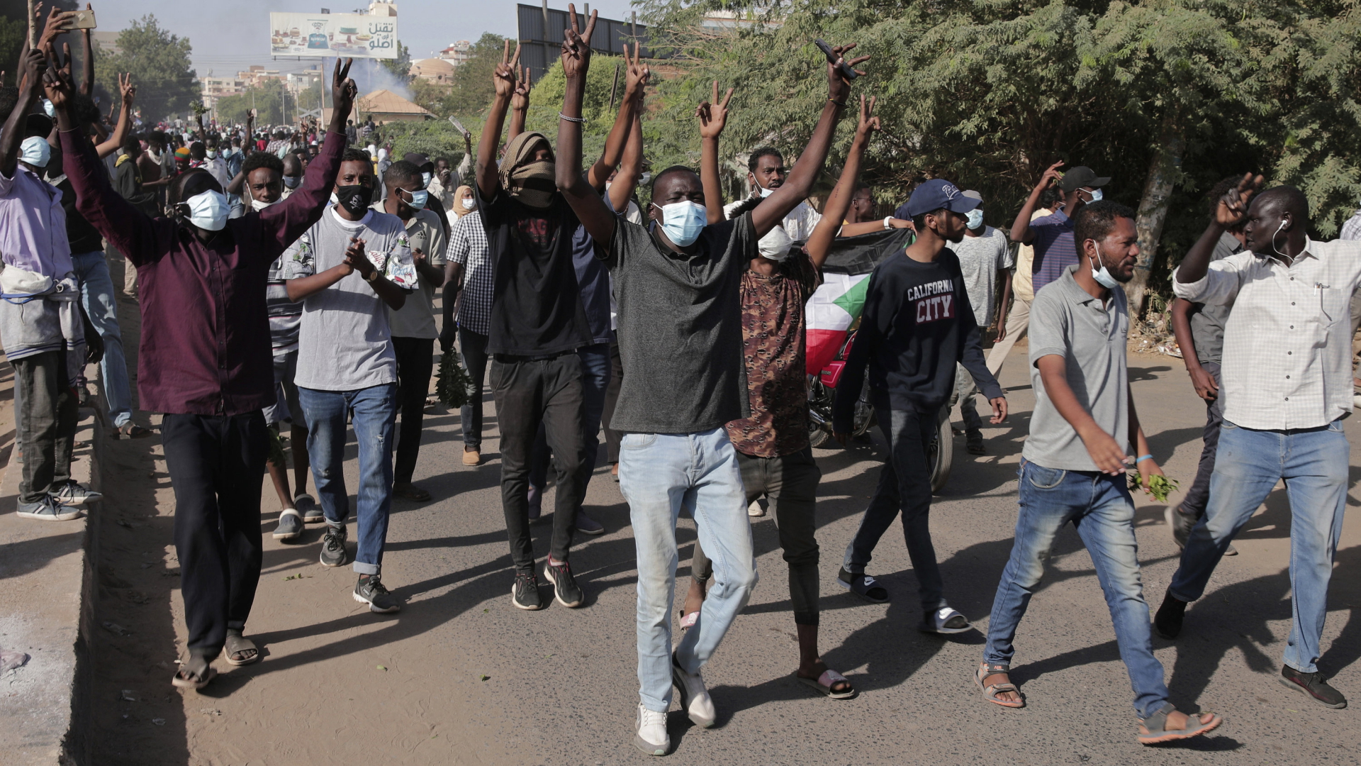 Demonstranten im Sudan ziehen zum Präsidentenpalast in Karthum. | AP