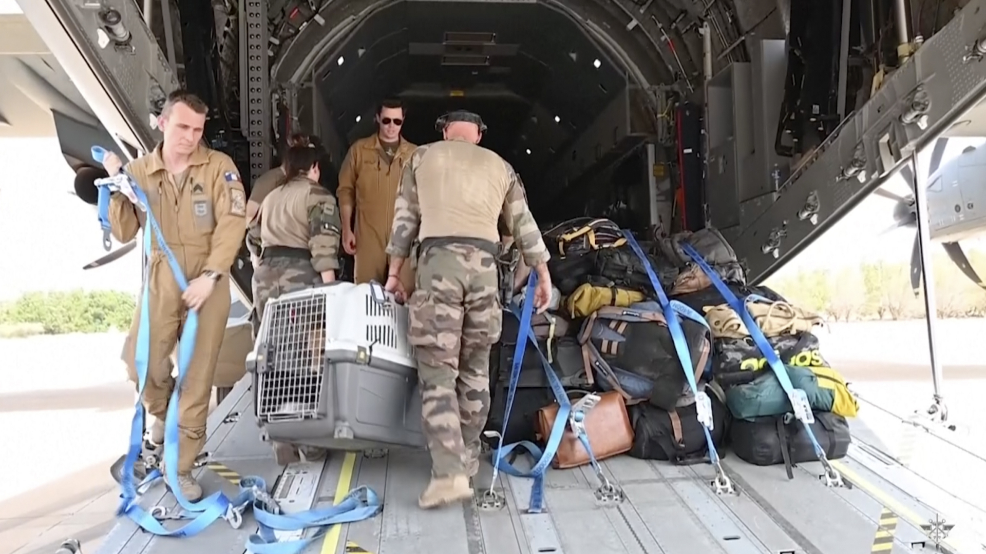 Dieses von den französischen Streitkräften zur Verfügung gestellte Videostandbild zeigt Militärangehörige auf dem Flughafen in Khartum, die Habseligkeiten von Evakuierten in ein Flugzeug laden