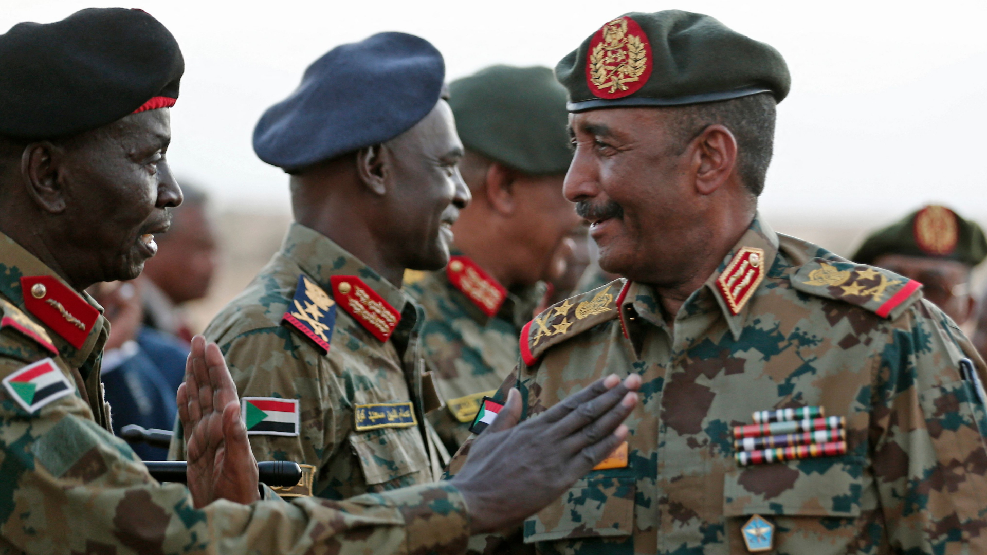 Der sudanesische General al Burhan begrüßt 2019 weitere hochrangige Militärs | AFP
