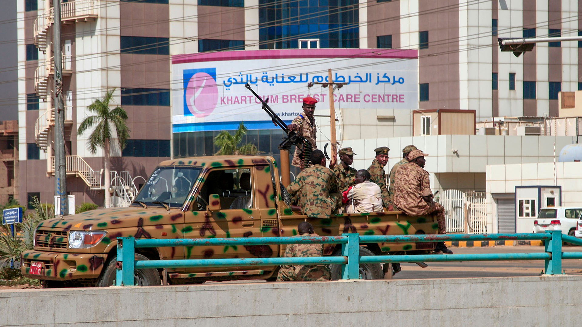 Sudanesische Sicherheitskräfte rücken in der Hauptstadt Khartum aus, nachdem die Armee über Nacht Mitglieder der Regierung festgenommen hat. | AFP