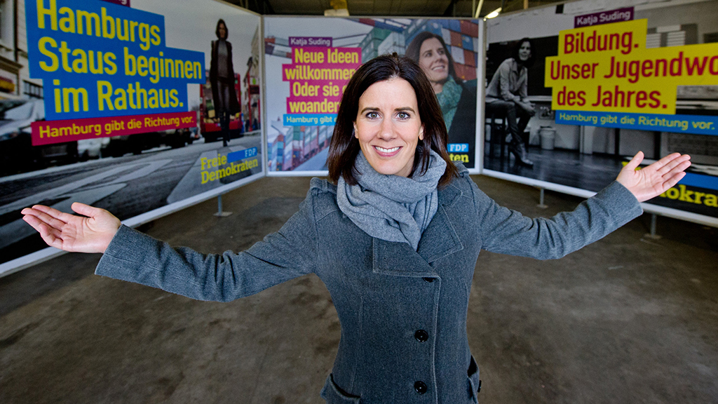 Januar 2015: Katja Suding steht vor Wahlplakaten in Hamburg | dpa