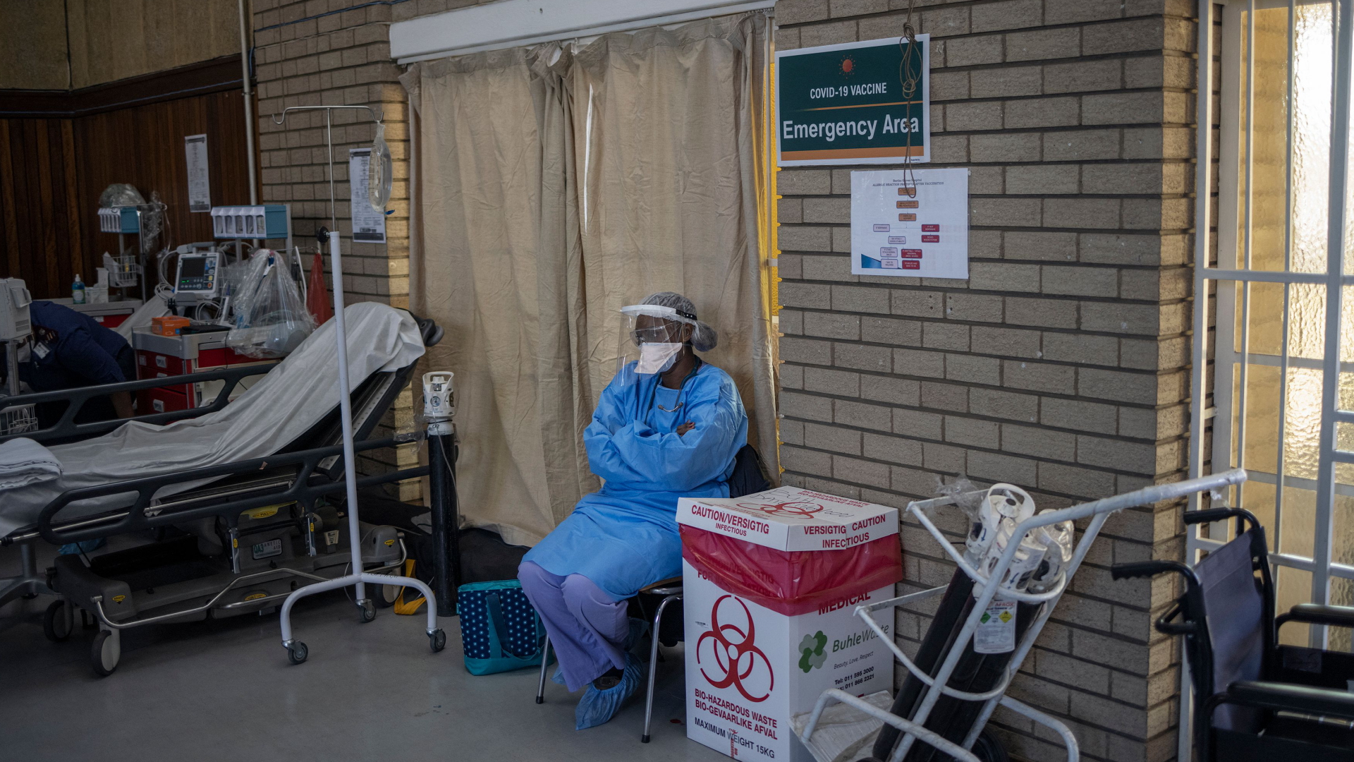 Ein Mitarbeiter des Bertha Gxowa Krankenhauses im südafrikanischen Germiston wartet in einem Flur. | AFP