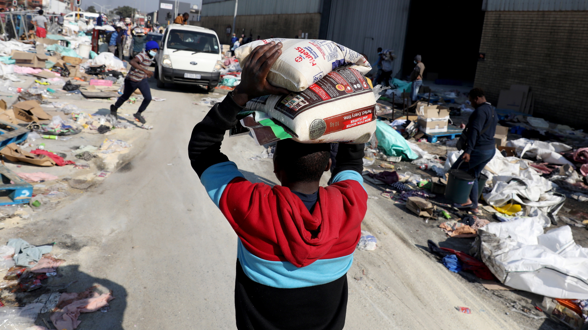 Aufräumarbeiten nach Plünderungen in Südafrika | EPA