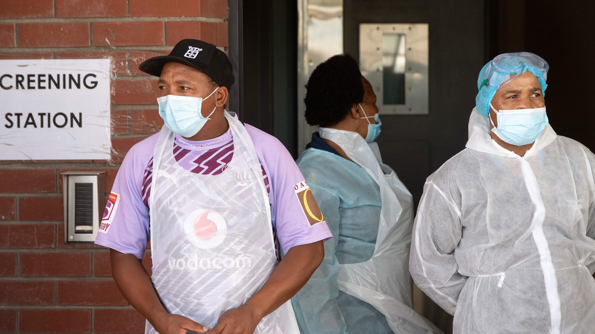 Krankenhausangestellte vor einem Screening-Zentrum bei Kapstadt | AFP