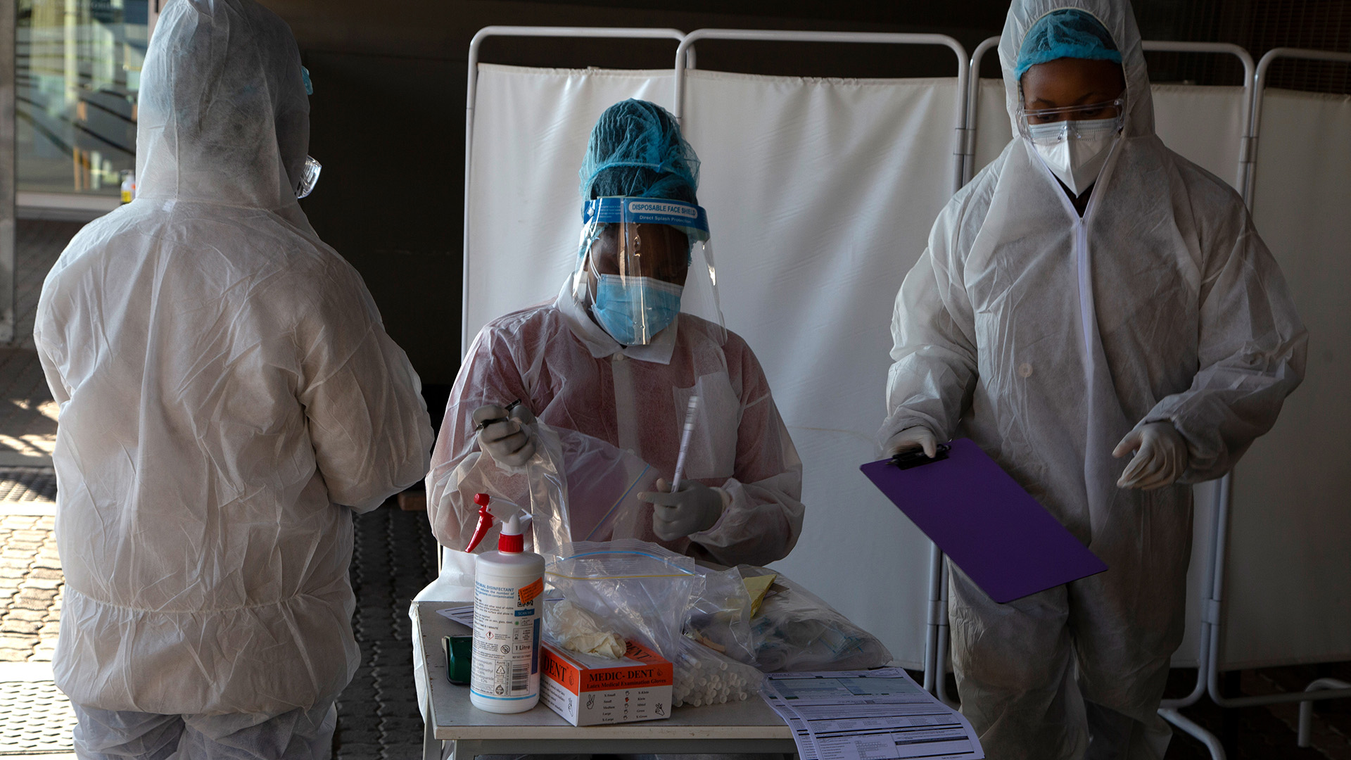 Mitarbeiter des Gesundheitswesens in Johannesburg (Südafrika) bereiten sich auf die Untersuchung von Patienten auf Corona vor.