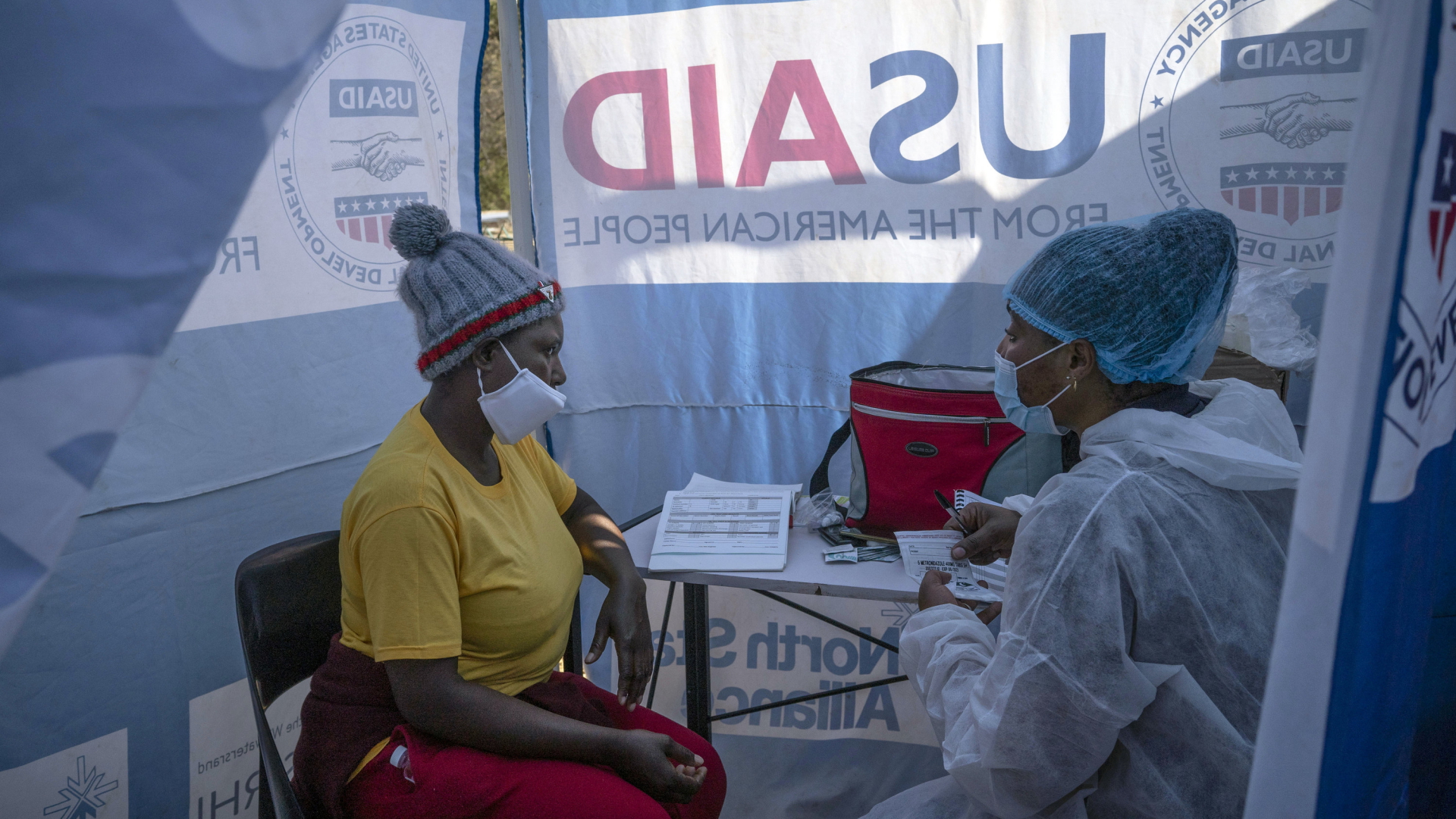 Eine Krankenpflegerin im Gespräch mit einer HIV-Patientin im südafrikanischen Ngodwana. | AP