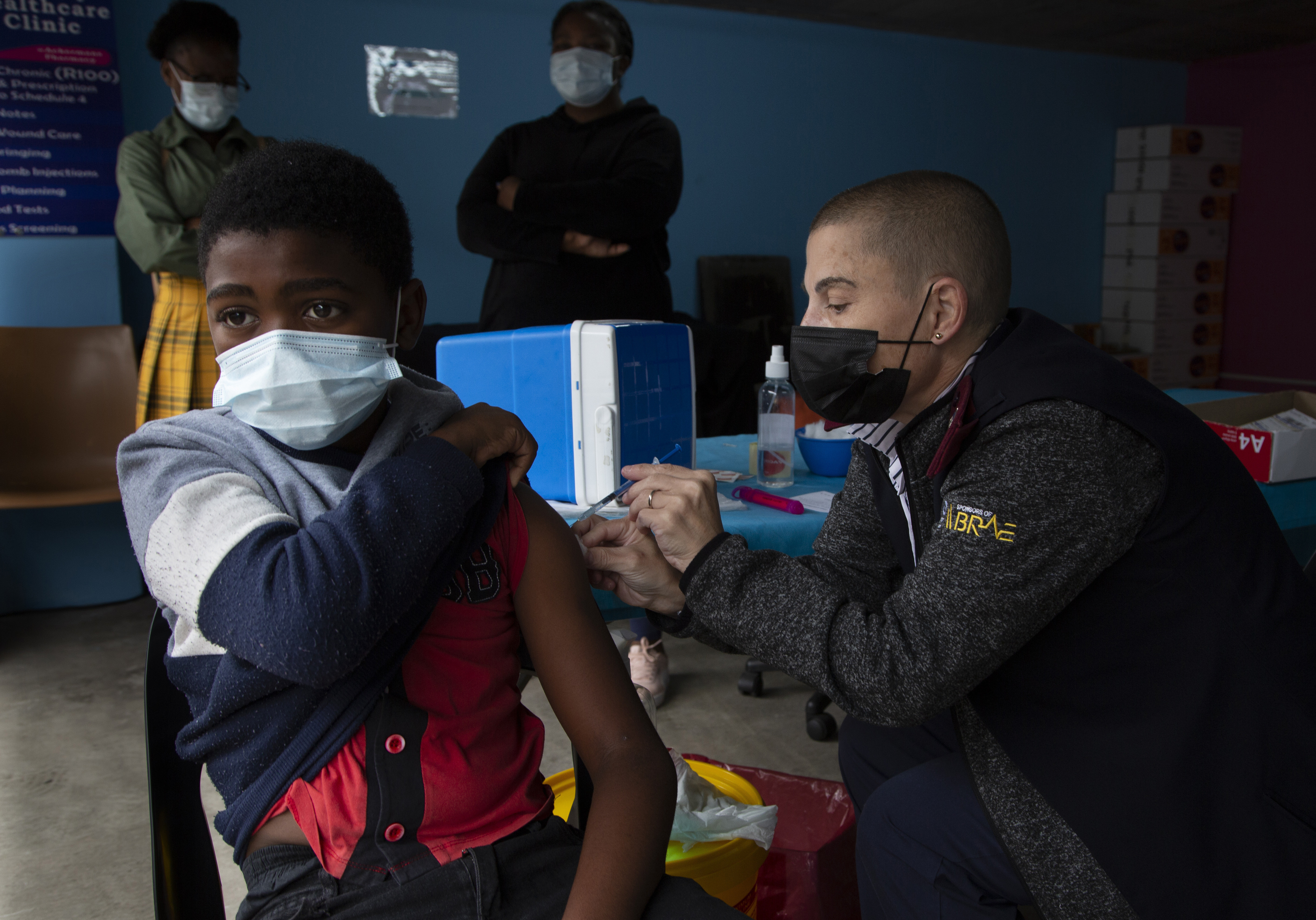 Ein Junge wird in einer Einrichtung in der Nähe von Johannesburg gegen COVID-19 geimpft.  | picture alliance/dpa/AP