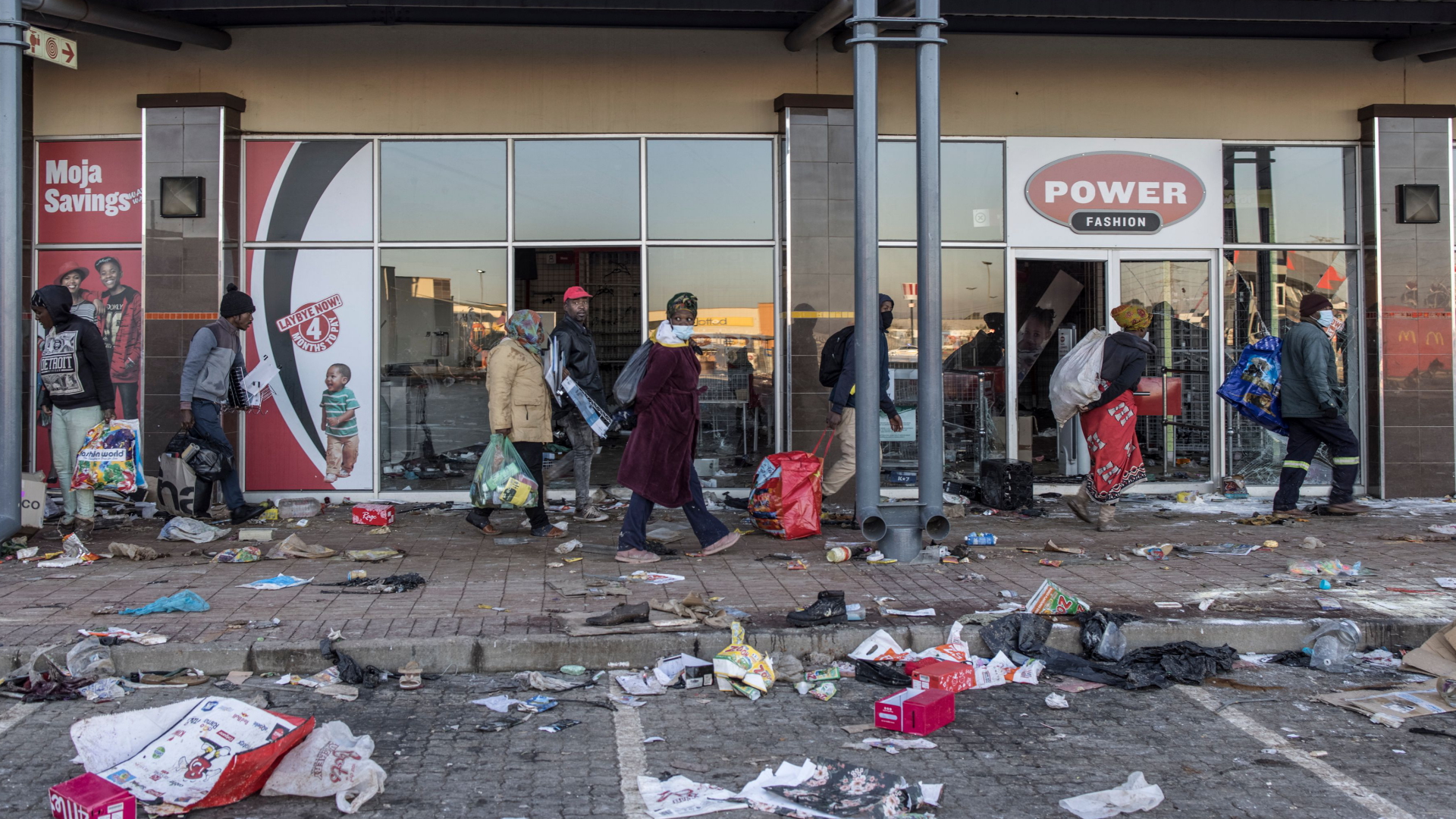 Ein geplündertes Geschäft in Südafrika | AFP