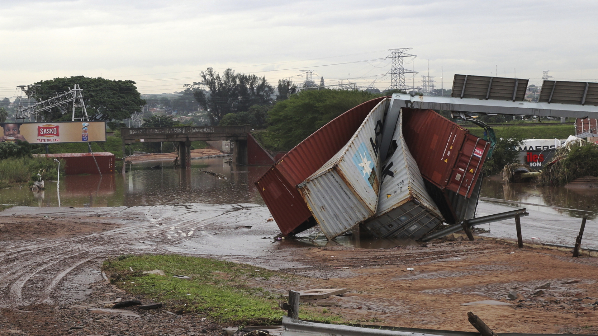 Beschädigte Schiffscontainer im südafrikanischen Durban, die durch ungewöhnlich heftigen Niederschlägen weggetragen und zerstört wurden. | dpa