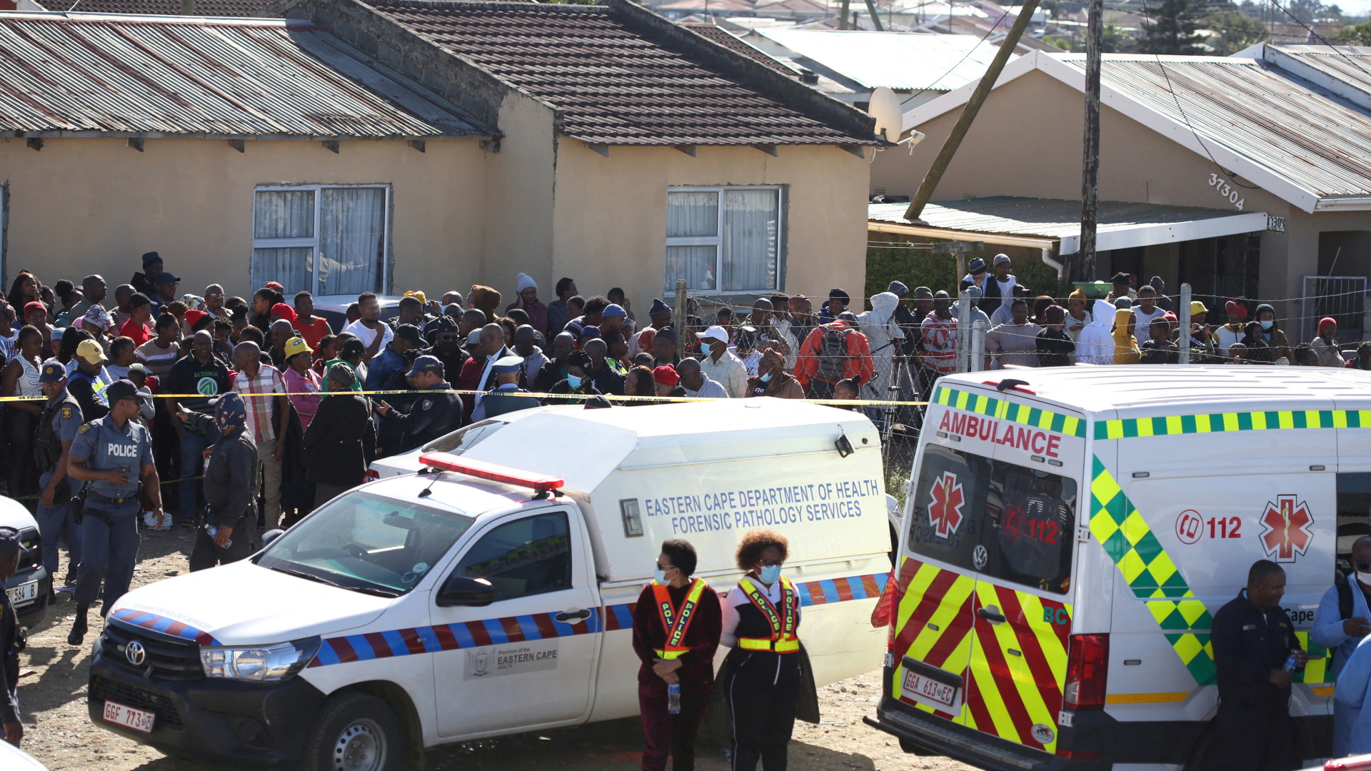 Menschen versammeln sich vor der Taverne "Enyobeni" in East London (Südafrika) nach dem Toden von 21 Jugendlichen | REUTERS