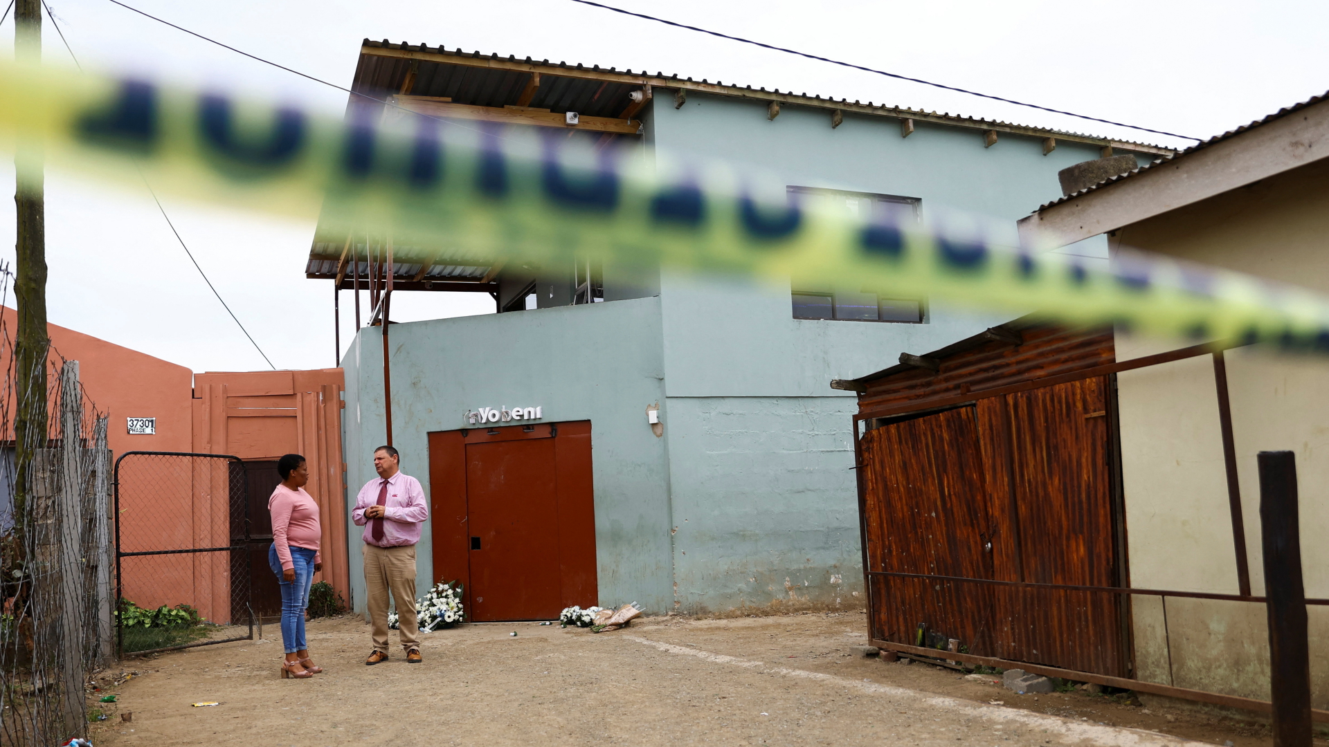 Von der Polizei abgesperrte Taverne "Enyobeni" in East London (Südafrika) | REUTERS