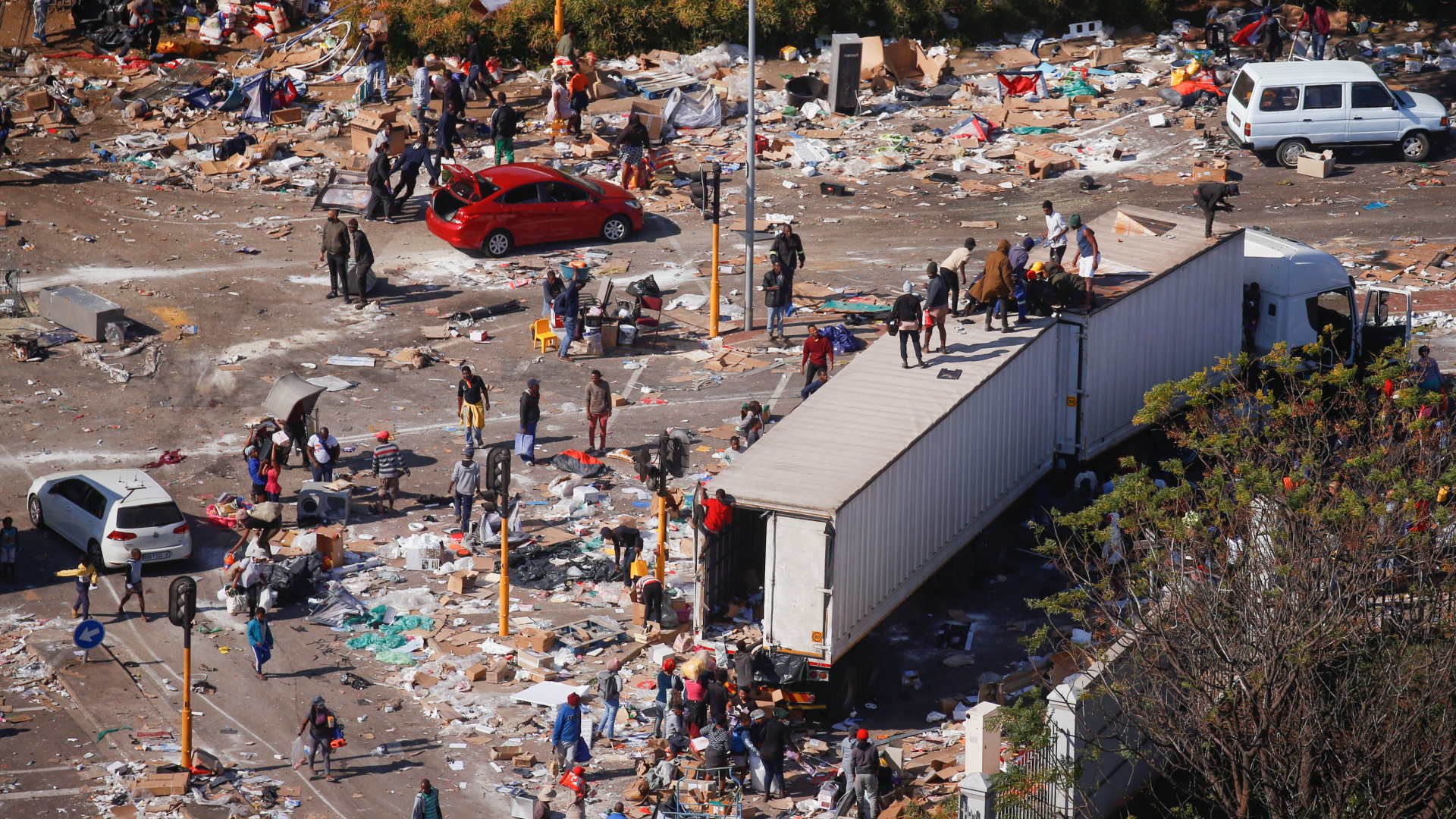 Menschen plündern einen Lastwagen im südafrikanischen Durban. | REUTERS