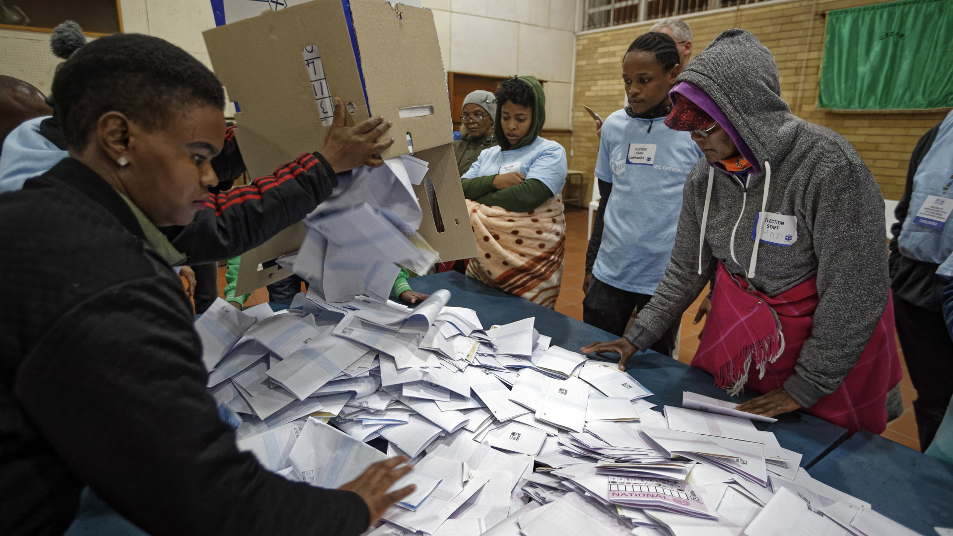 Stimmauszählung in einer Schule in Johannesburg (Archivbild). | AP