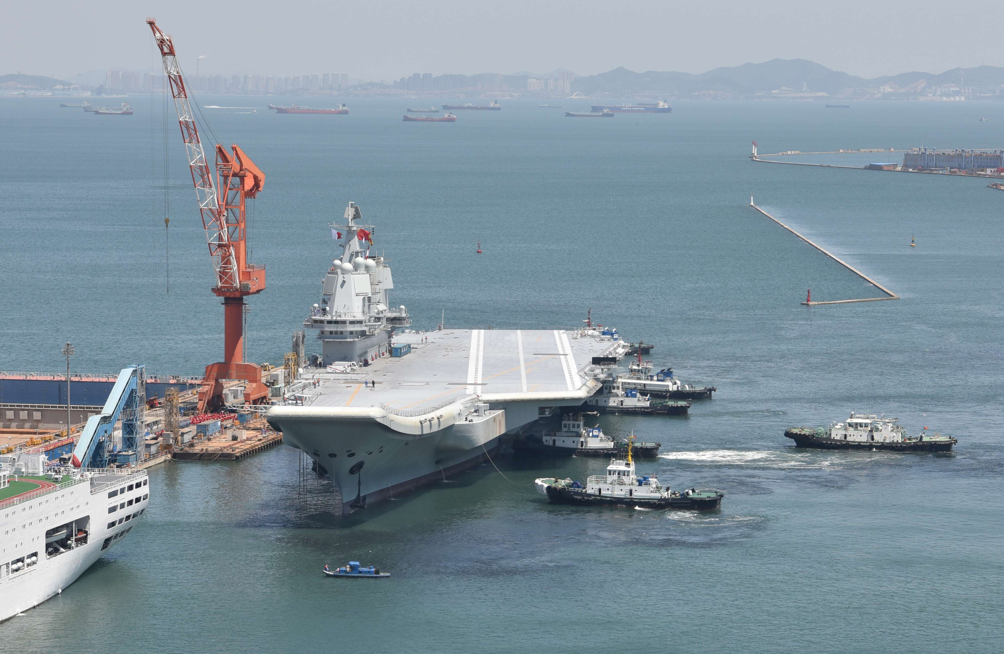 Das chinesische Militär verfügt mittlerweile über einen Flugzeugträger aus eigener Produktion. | REUTERS