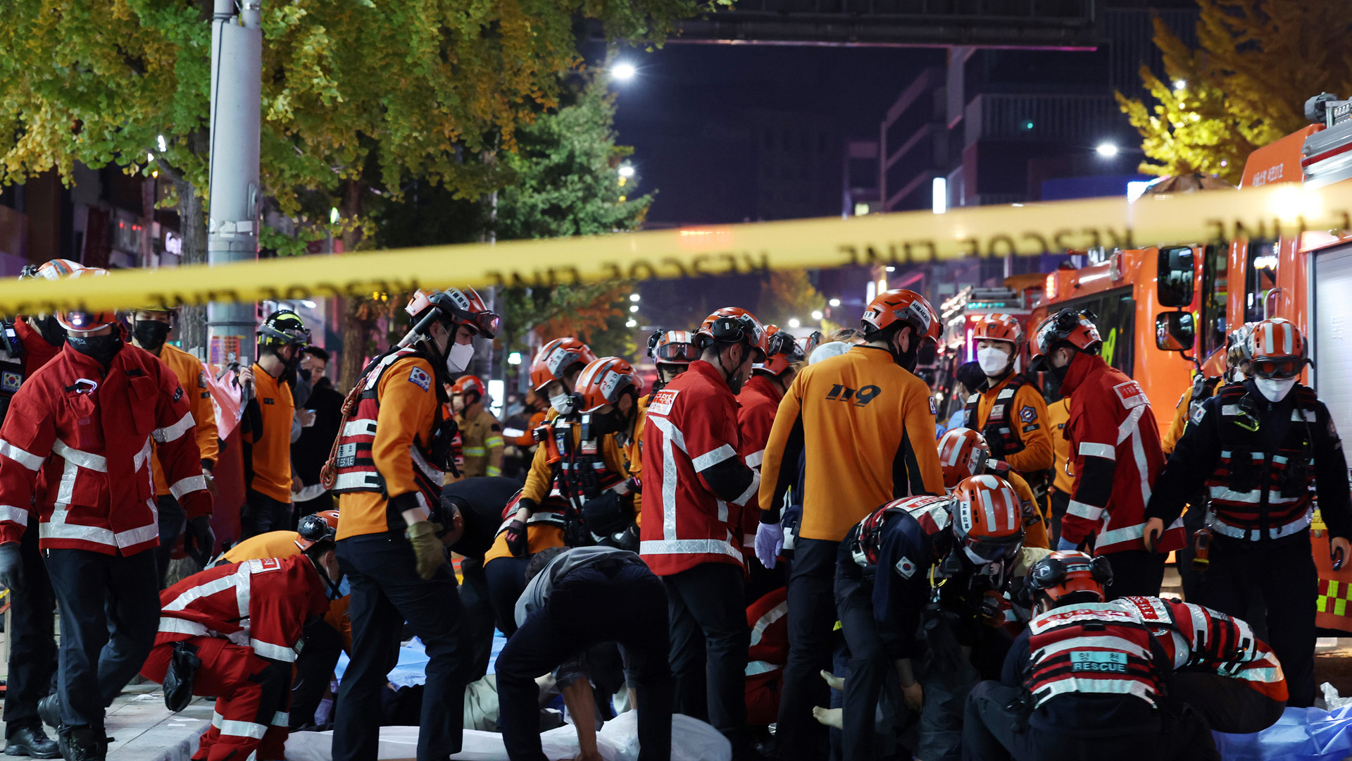 Rettungskräfte kümmern sich in Seoul um die Verletzten nach einem Gedränge | AP