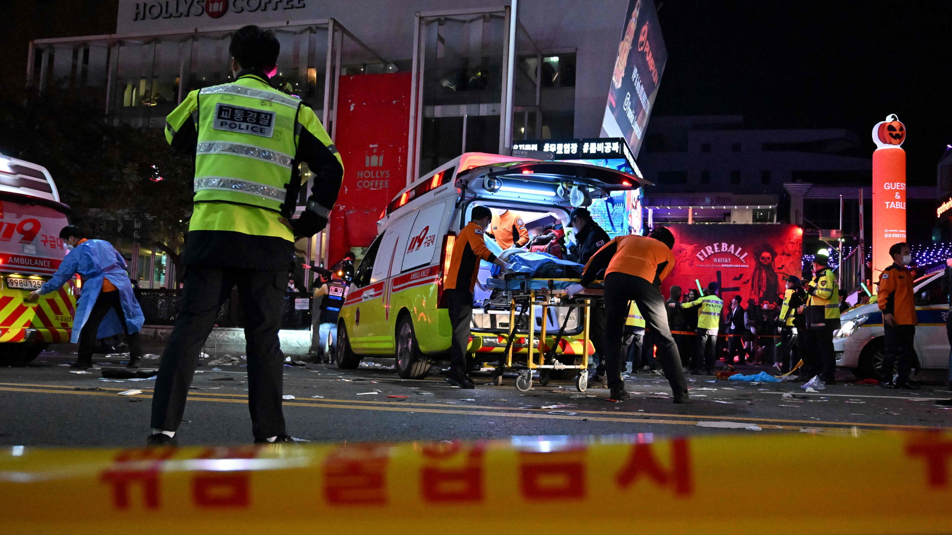 Rettungskräfte versorgen Verletzte nach einem folgenschweren Gedränge in Seoul