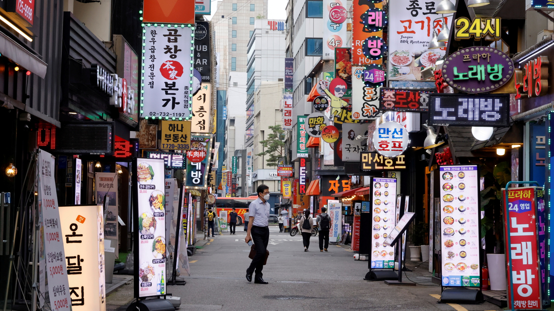 Ein Mann läuft durch eine fast leere Straße in Seoul, Südkorea. | REUTERS