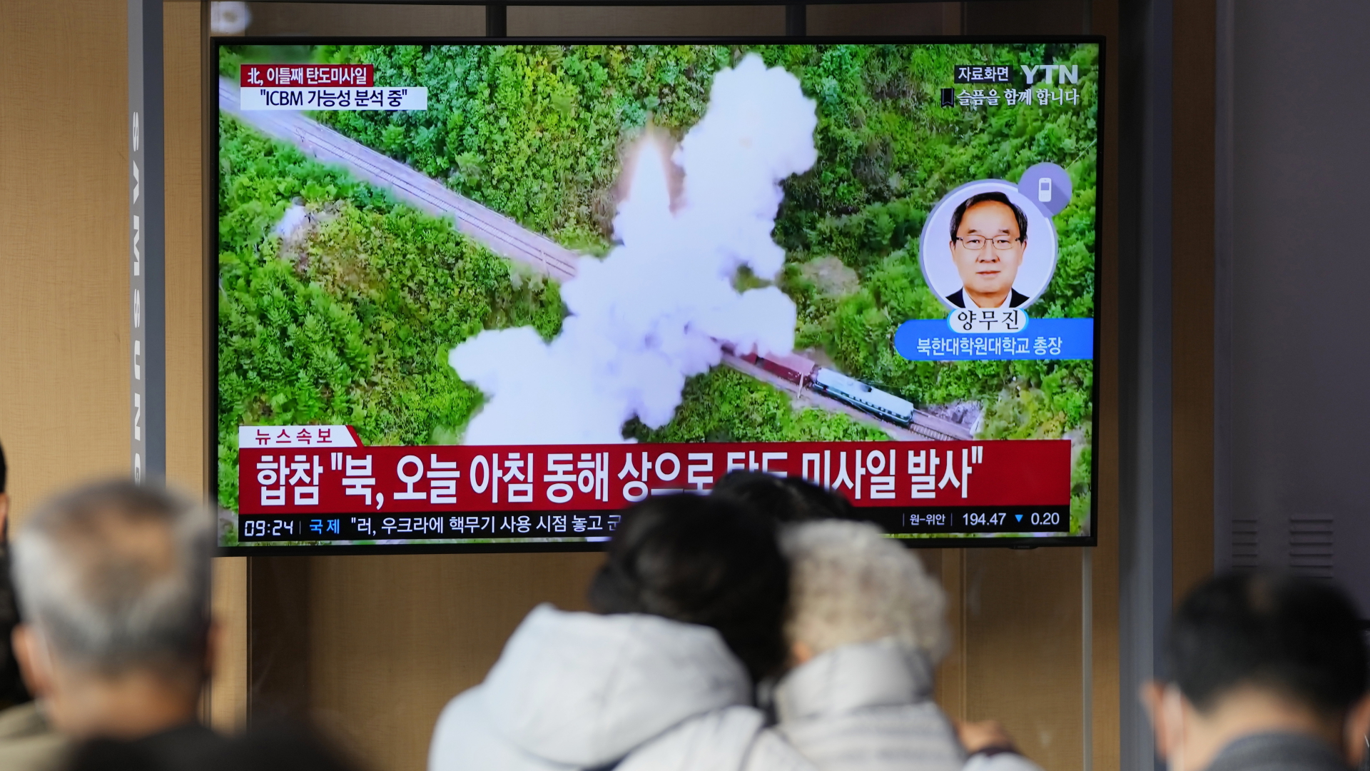  Auf einem Fernsehbildschirm im Bahnhof von Seoul wird eine Nachrichtensendung mit Filmmaterial über den nordkoreanischen Raketenstart gezeigt.  | dpa