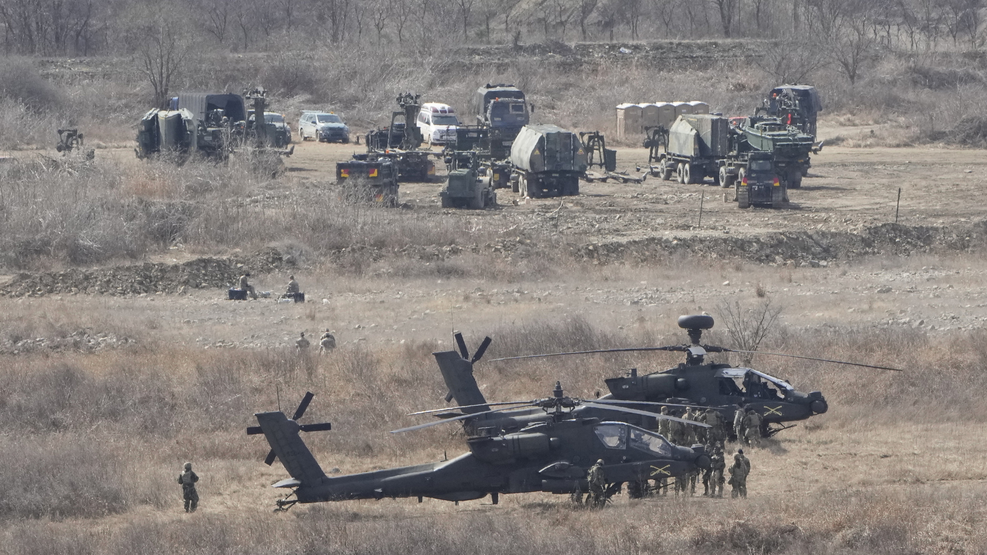 Zwei Apache-Hubschrauber der US-Armee parken auf einem Übungsfeld in Yeoncheon, nahe der Grenze zu Nordkorea. | AP