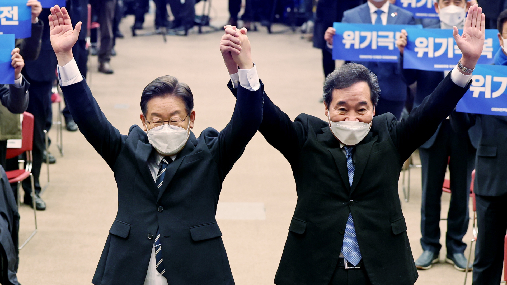 Lee Jae-myung (L), der Präsidentschaftskandidat der regierenden Demokratischen Partei, posiert mit dem ehemaligen Vorsitzenden der Partei und dem Zweitplatzierten in ihrer Vorwahl, Lee Nak-yon  | EPA