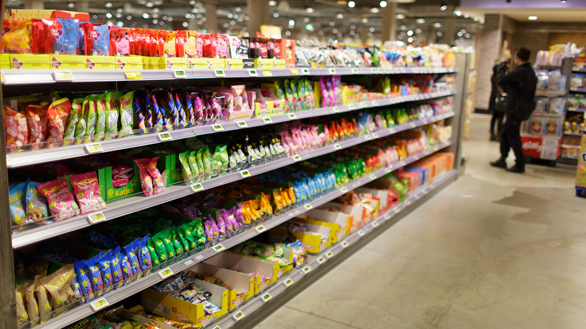 Blick auf ein Regal mit Süßigkeiten in einem Supermarkt. | ARD-aktuell / Retzlaff
