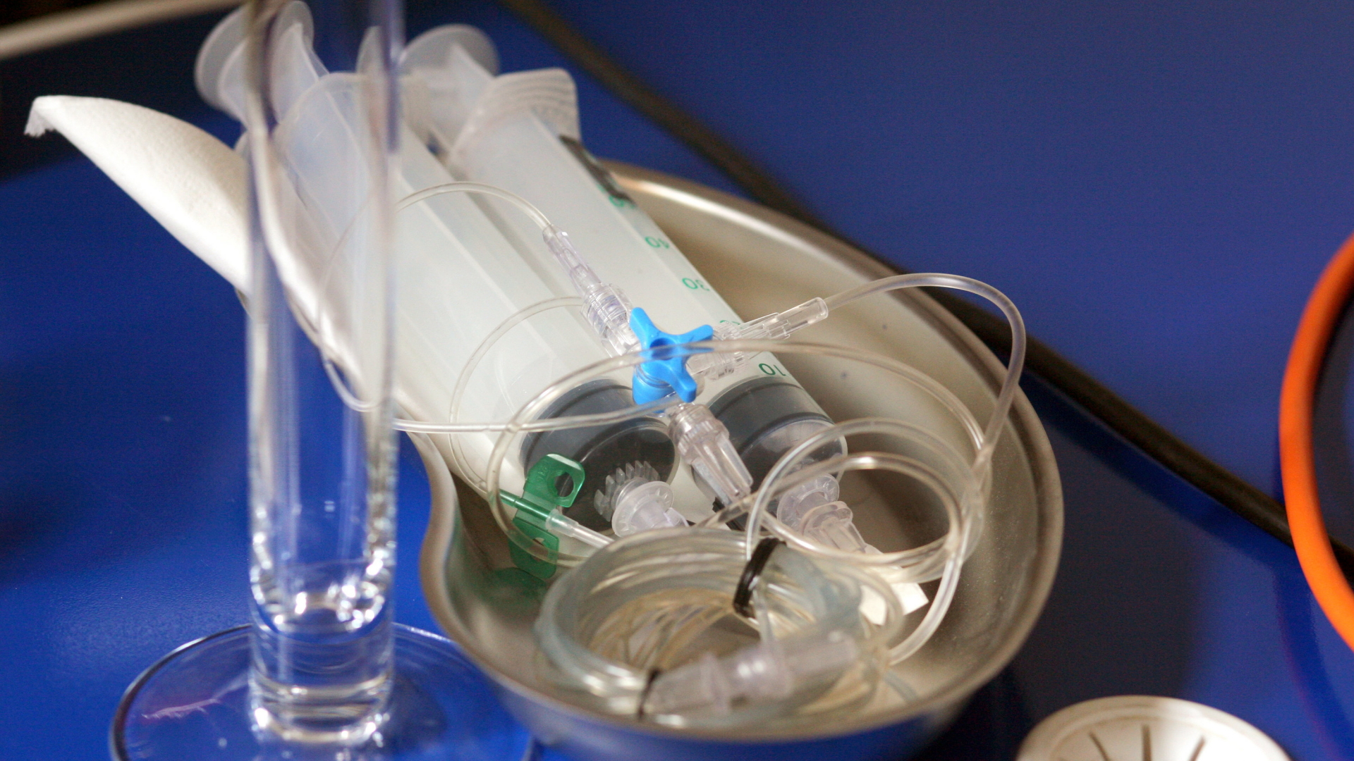 Auf einer Nierenschale liegt eine Apparatur aus zwei Spritzen, mit deren Hilfe kranke, sterbewillige Patienten sich selbst eine tödliche Dosis Betäubungsmittel verabreichen können. | dpa