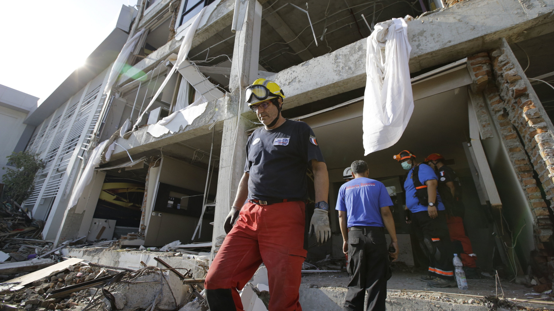 Ein Mitarbeiter der französischen Organisation Pompiers de l'urgence verlässt das stark beschädigte Mercure-Hotel, wo er nach Überlebenden gesucht hatte.  | Bildquelle: dpa