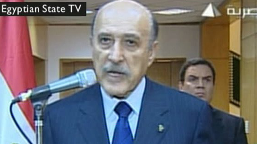 Im Staatsfernsehen gibt der ägyptische Vizepräsident Suleiman den Rücktritt von Präsident Mubarak bekannt. | dpa