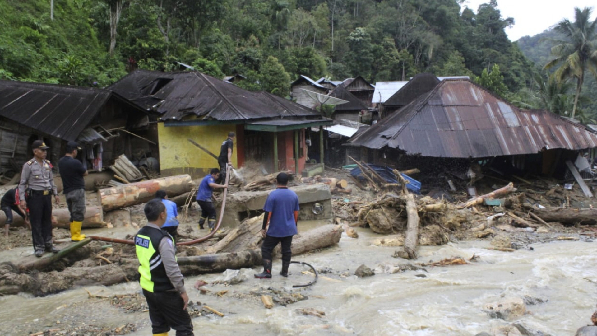 Rettungskräfte suchen nach einer Sturzflut im Bezirk Mandailing Natal auf Sumatra nach Überlebenden. | Bildquelle: dpa