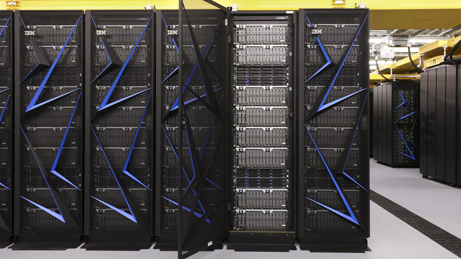 Der Supercomputer ''Summit'' von IBM | dpa