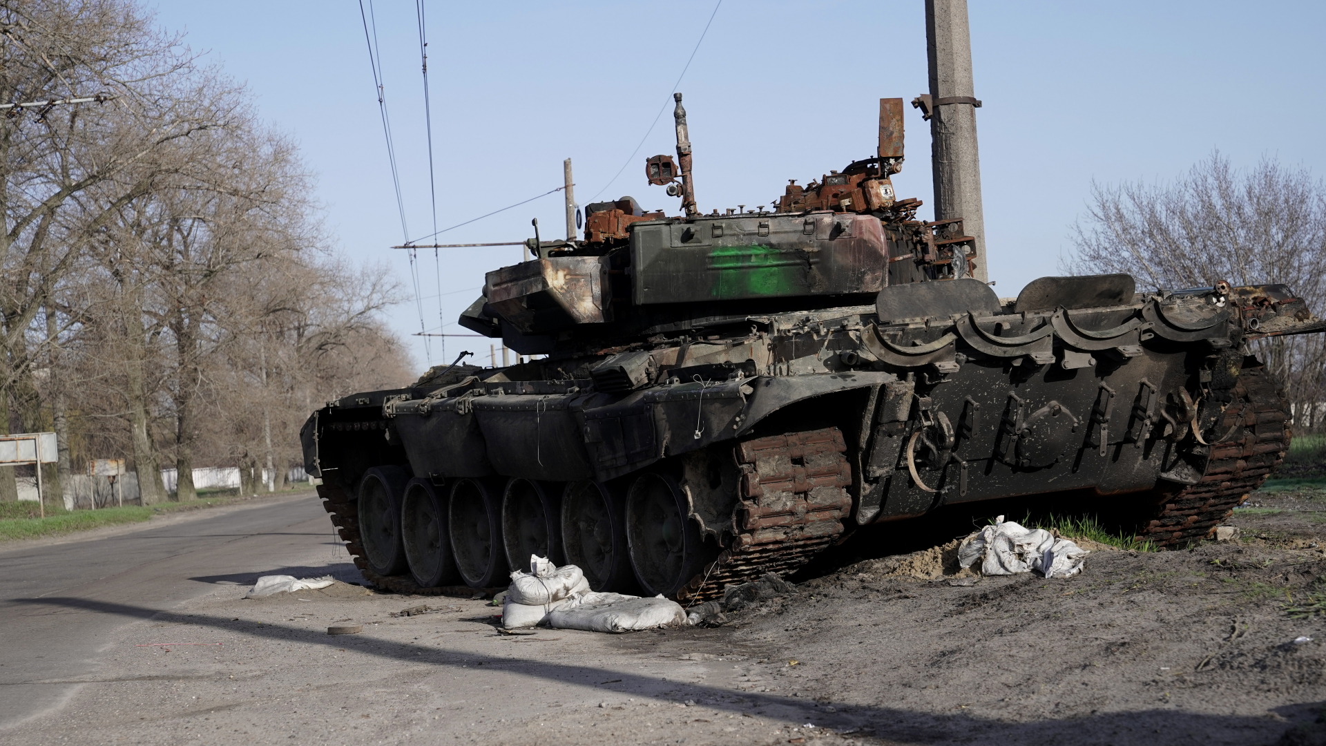 Ein zerstörter Panzer steht im Oblast Sumy | dpa