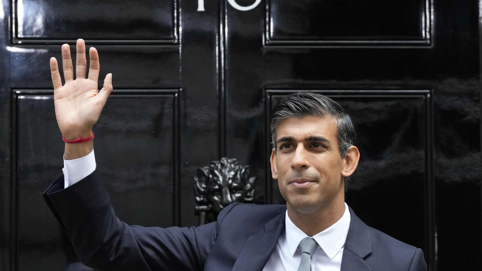 Rishi Sunak steht vor der Downing Street 10 in London und winkt | AP