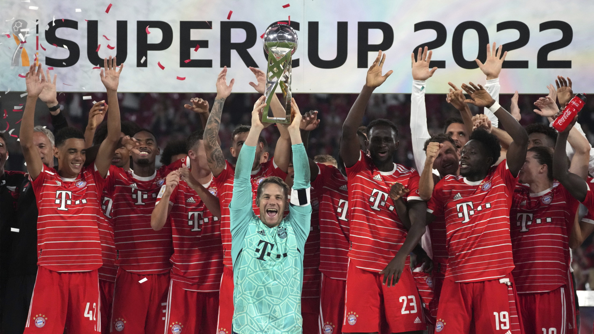 Die Mannschaft des FC Bayern München feiert ihren Super Cup-Sieg gegen RB Leipzig. | AP