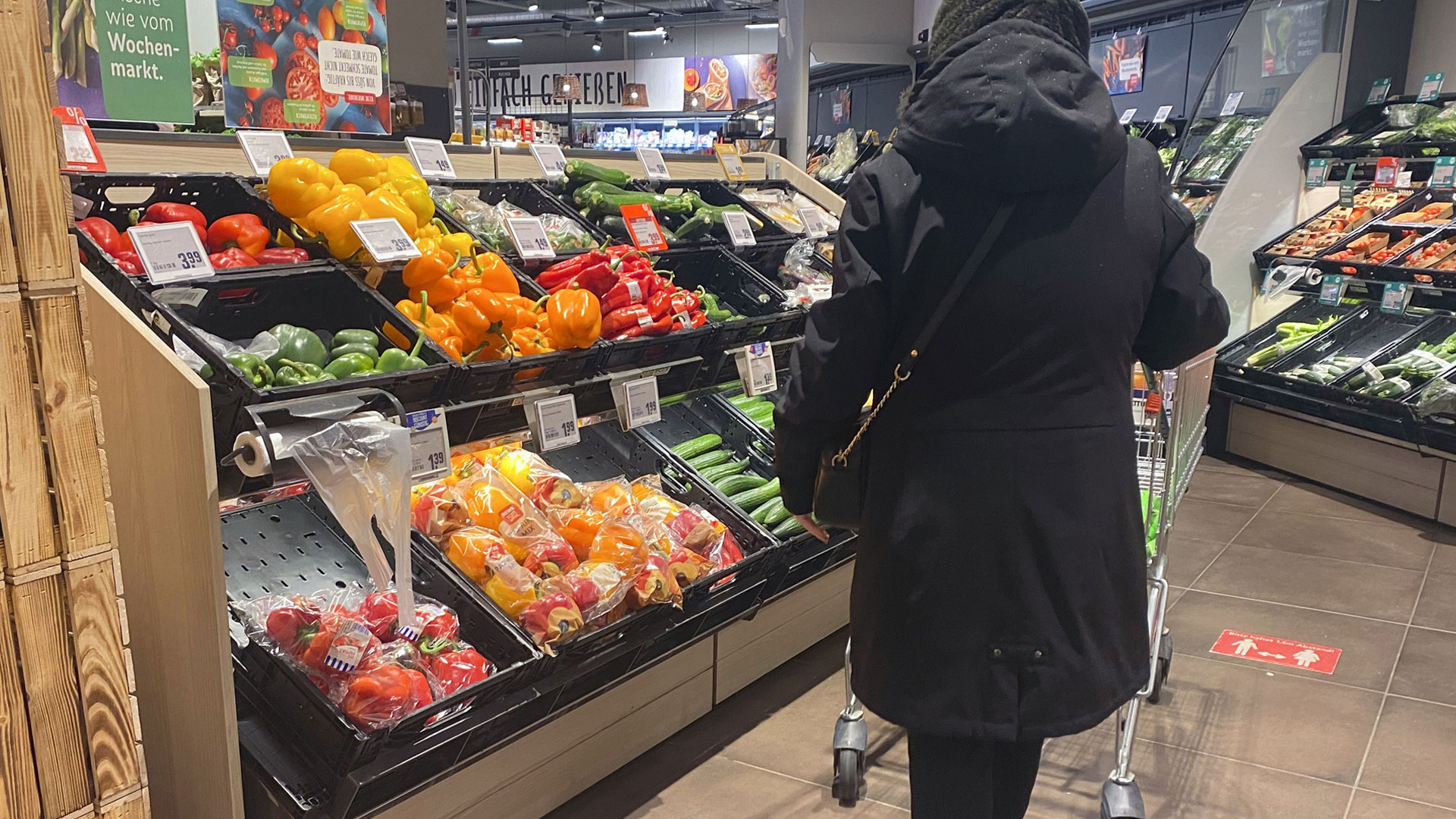 Eine Frau beim Einkauf in einem Supermarkt.