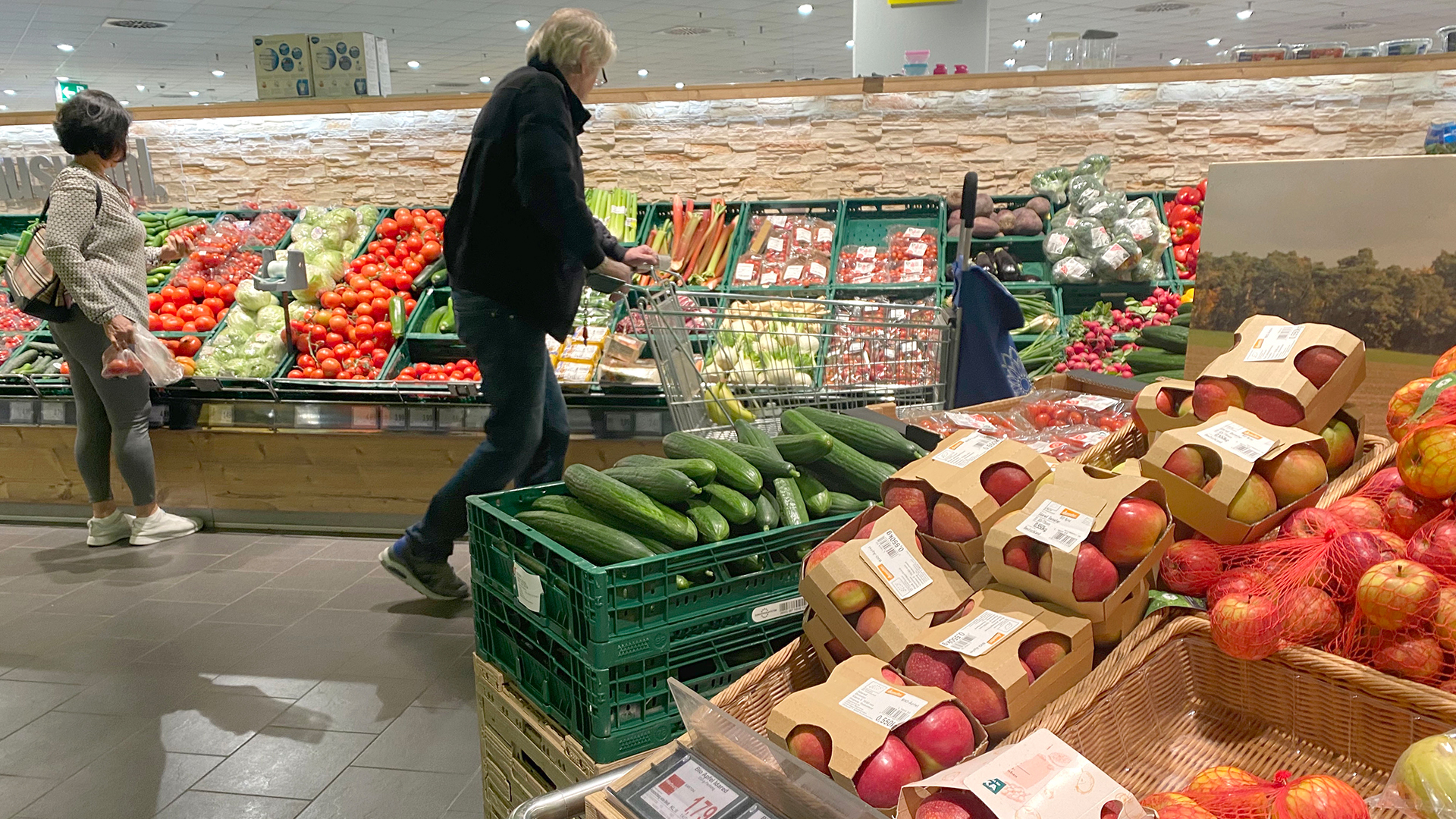 Kunden in der Obst- und Gemüseabteilung eines Supermarktes. | picture alliance / SvenSimon