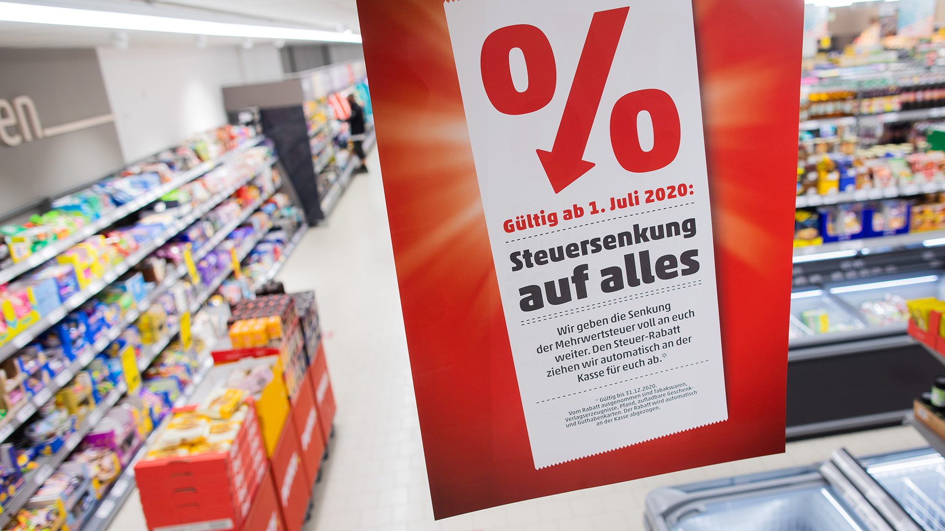  Ein Plakat mit der Aufschrift "Steuersenkung für alle" hängt in einem Supermarkt.