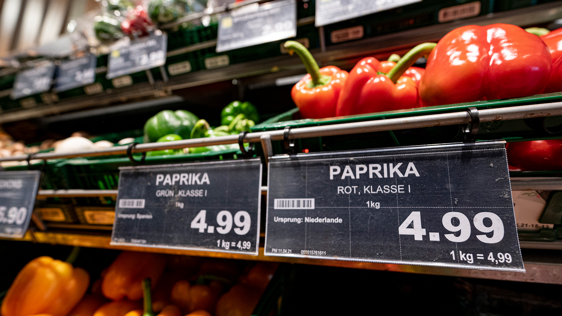 Ein Preisschild für Paprika hängt an der Gemüsetheke in einem Supermarkt in Berlin. | dpa