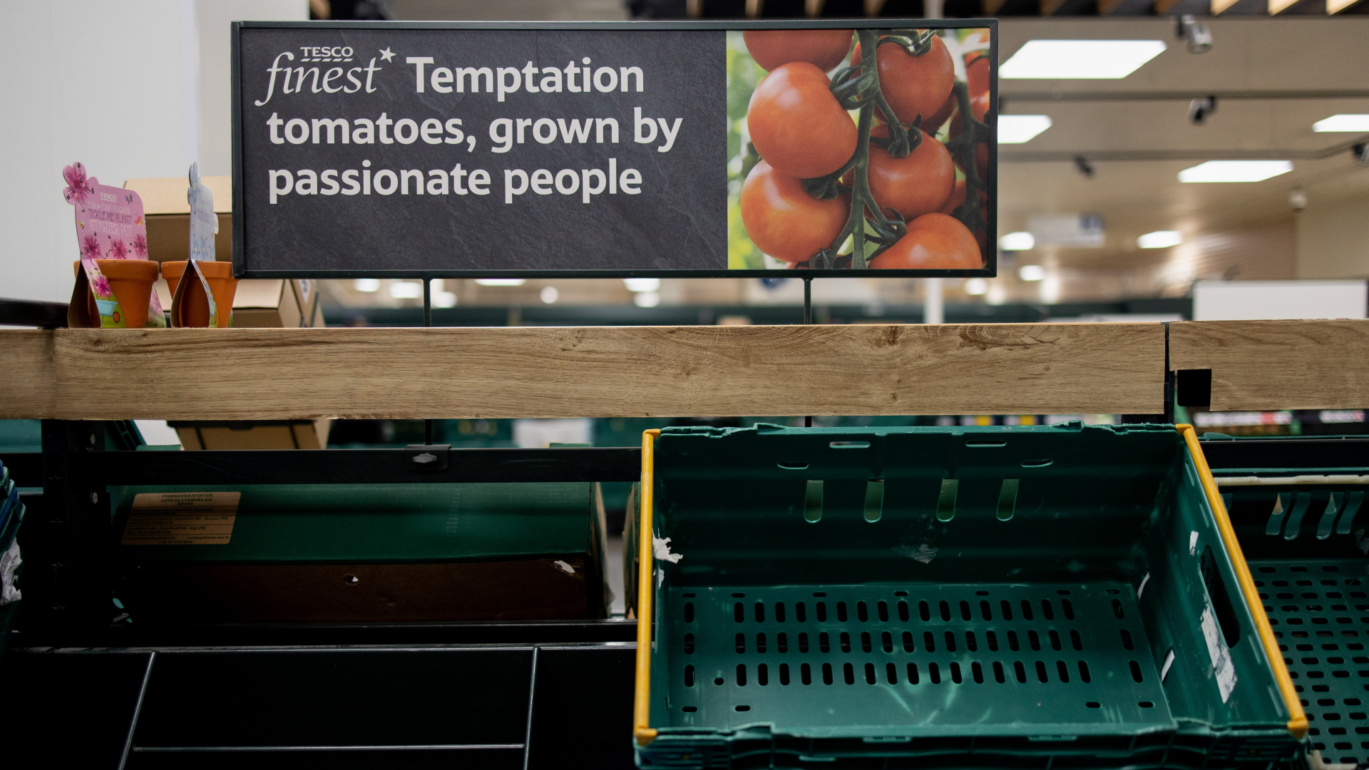 Im Supermarkt hängt ein Schild an den Regalen, das die Kundinnen und Kunden an die geltenden Einkaufsbeschränkungen erinnert. | dpa