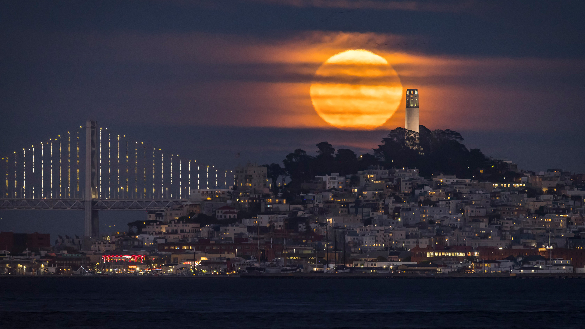 Ein Supermond ist über der US-amerikanischen Stadt San Francisco zu sehen. | AP