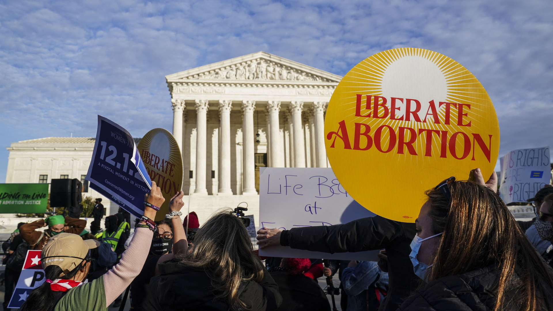 Vor dem Supreme Court demonstrieren Menschen gegen das texanische Abtreibungsgesetz.
