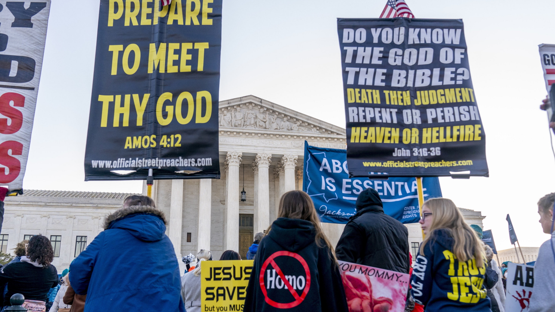 In Washington protestieren Menschen vor dem Supreme Court gegen ein Abtreibungsgesetz in Mississippi. | AP