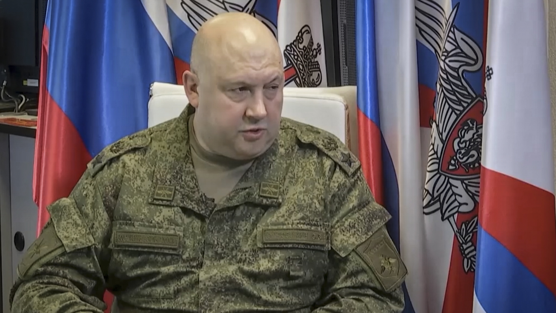 Der Kommandeur der russischen Streitkräfte in der Ukraine, Sergej Surowikin, spricht in einem Interview | EPA