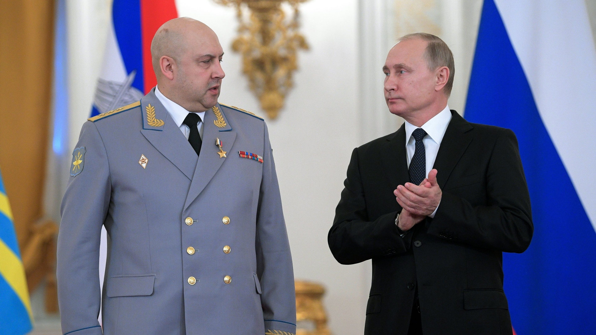 Sergej Surowikin an der Seite Wladimir Putins | AP