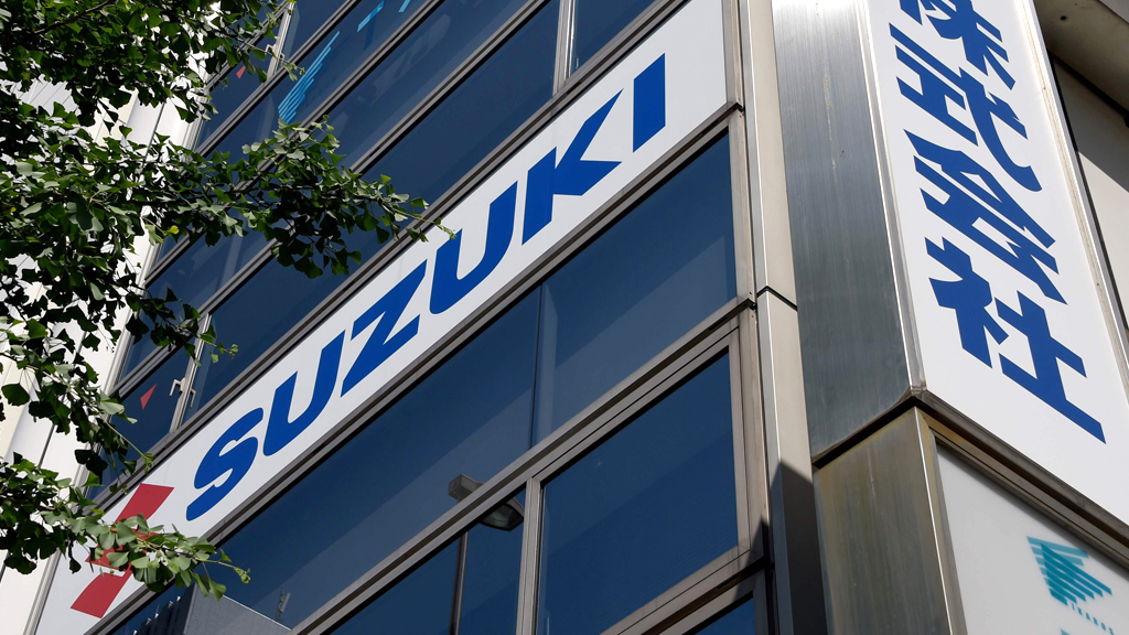 Ein Gebäude mit der Aufschrift Suzuki und Japanischen Schriftzeichen.