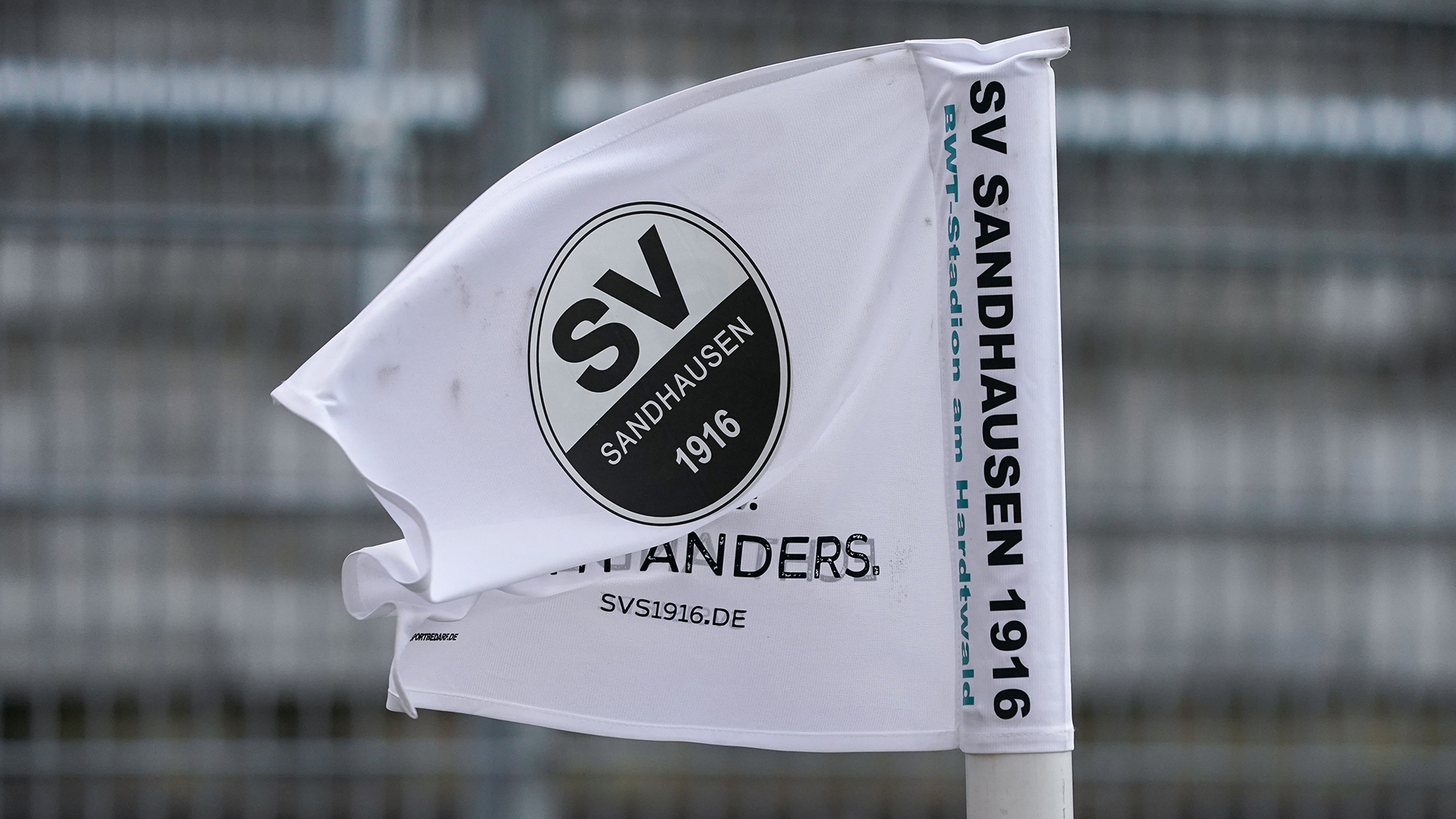 Die Eckfahne mit dem Logo des SV Sandhausen weht im Wind. | picture alliance / foto2press