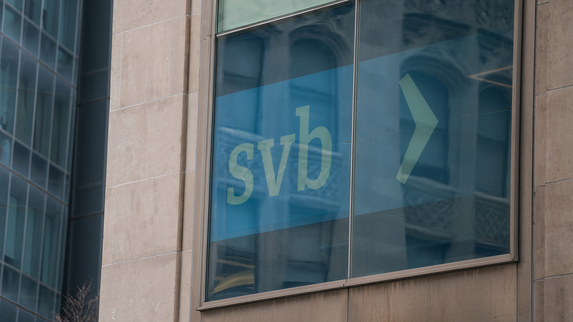 Das Logo der Silcon Valley Bank SVB ist an einer Fensterscheibe zu sehen. | REUTERS