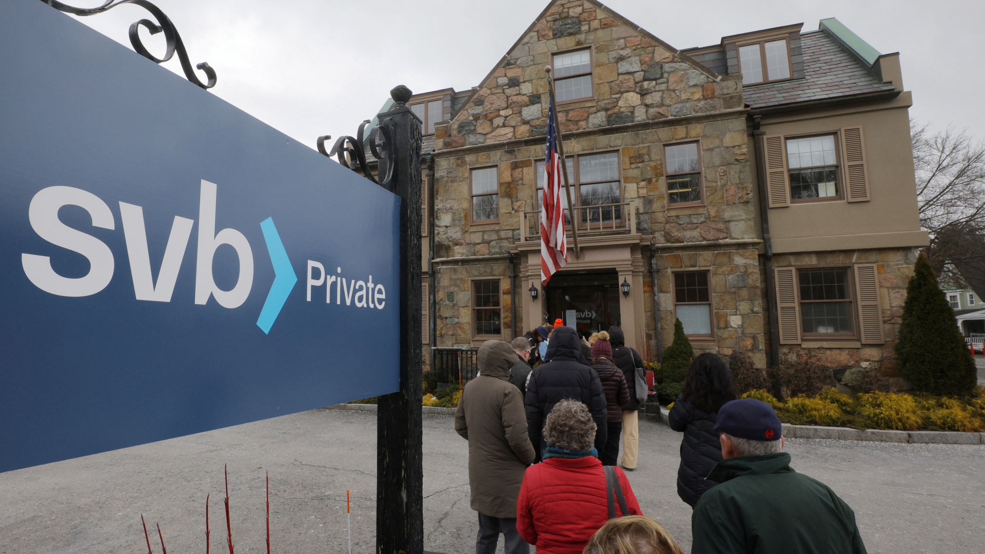 Kunden stehen vor einer Filiale der Silicon Valley Bank in Wellesley/Massachusetts. | REUTERS