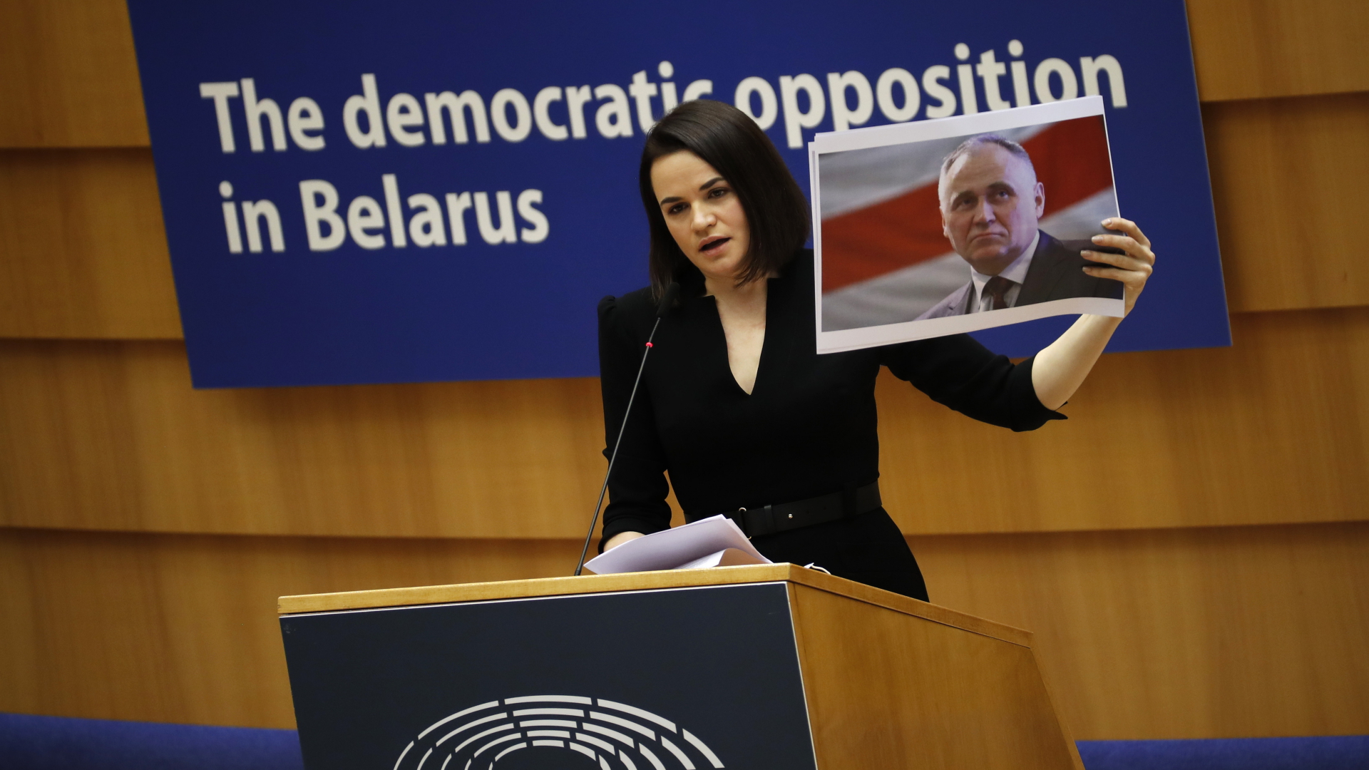 Swetlana Tichanowskaja hält ein Bild des belarussischen Politikers Nikolaj Statkewitsch in die Höhe, während sie eine Rede anlässlich der Verleihung des Sacharow-Preises im Europäischen Parlament hält. | dpa